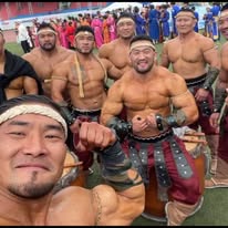 Дээлтэй монгол наадам